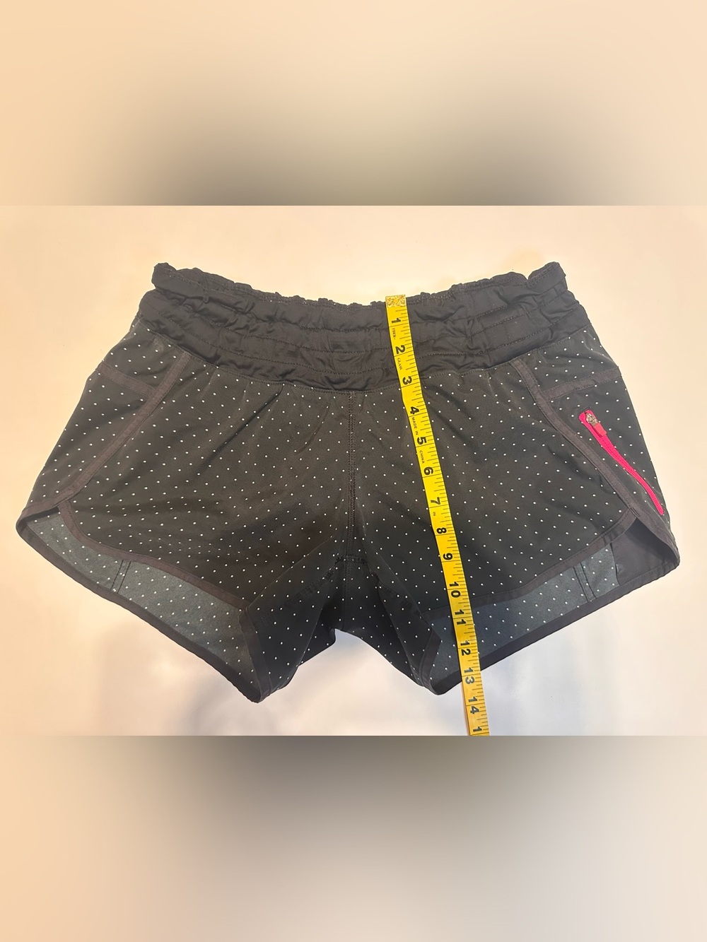 Retro Lululemon Tracker Short II 4” Sweet Spot Black Angel Wing Polka Dot Size 6 - Picture 8 of 9